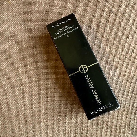 Giorgio Armani Luminous Silk Foundation - 4 - Picture 1 of 2